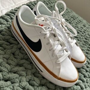 Women’s Nike Court Legacy size 8